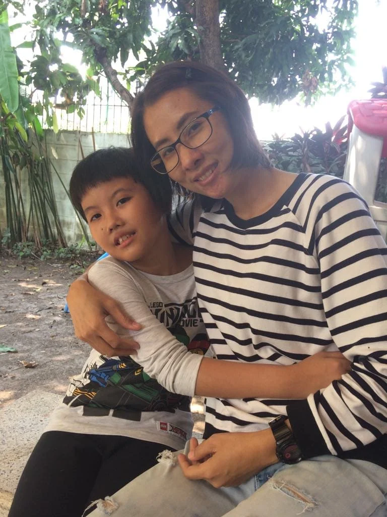ภาพน้องนักรบและแม่ผึ้ง ปัจจุบันน้องนักรบวัย 10 ปีมีพัฒนาการไม่แตกต่างจากเด็กวัยเดียวกันเพราะได้รับความรักจากผู้เป็นแม่อย่างใกล้ชิด
