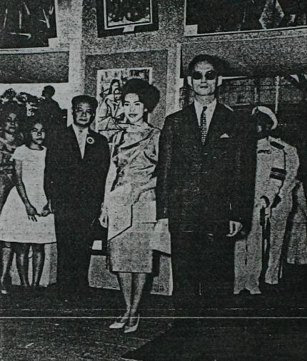 พระบาทสมเด็จพระปรมินทรมหาภูมิพลอดุลยเดช และสมเด็จพระนางเจ้าสิริกิติ์ พระบรมราชินีนาถ ในงานเปิดงานศิลปะครั้งหนึ่ง ซึ่งป๋วยร่วมรับเสด็จด้วย | ภาพจาก ประชาชาติ 124: 3 (เมษายน 2519) หน้า 29