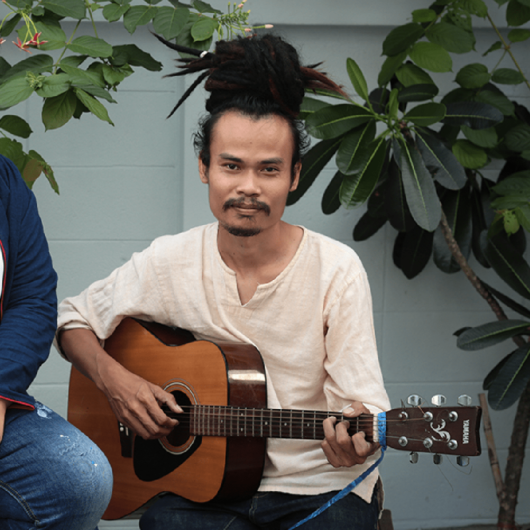 ณัฐพงษ์ ภูแก้ว นักดนตรีหนุ่มและผู้ร่วมก่อตั้งพรรคสามัญชน