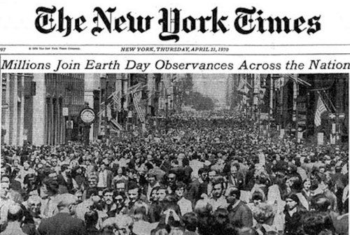การรวมตัวกันในวัน Earth Day  ปี 1970 ที่มีคนนับล้านออกมาแสดงจุดยืนต้องการรักษาสิ่งแวดล้อม เป็นอีกหมุดหมายการขับเคลื่อนเรื่องสิ่งแวดล้อมในอเมริกา The New York Times
