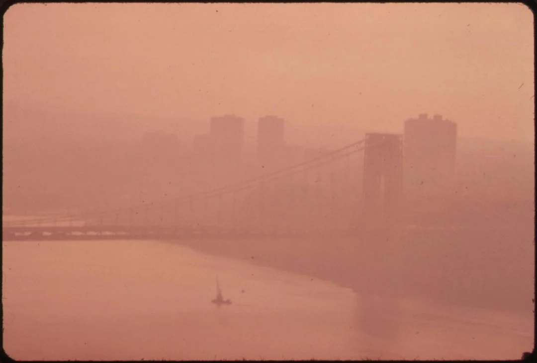 หมอกพิษ (smog) ปกคลุมสะพาน George Washington ปี 1973 l ภาพจาก แกลลอรี US-EPA