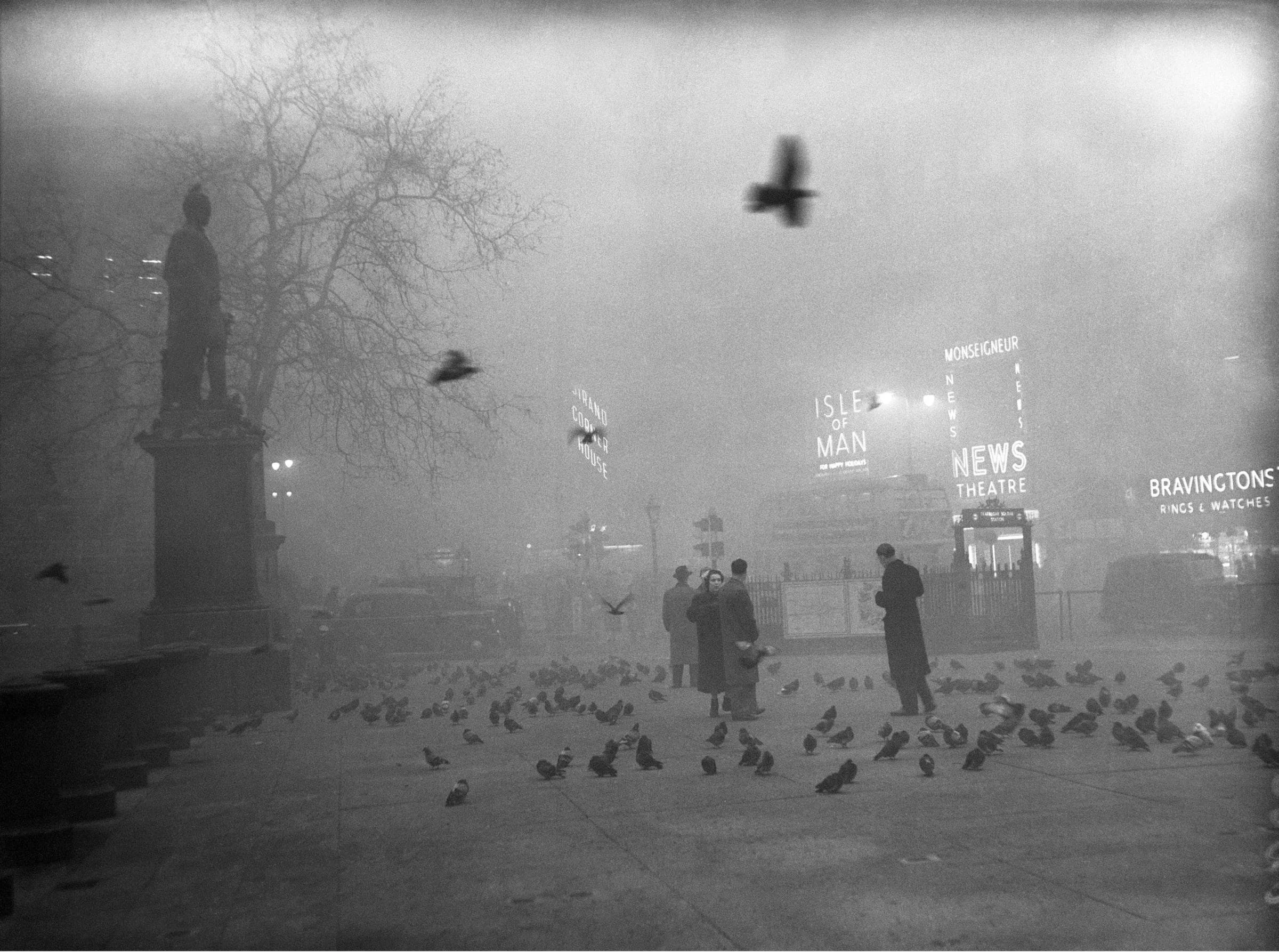 ธันวาคม 1952 จตุรัสทราฟัลการ์จมในหมอกมรณะ l ภาพจาก TopFoto/The Image Works