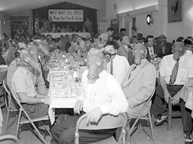 สมาชิกของสมาคม Highland Park Optimist สวมหน้ากากกันแก๊สในงานเลี้ยง ปี 1954