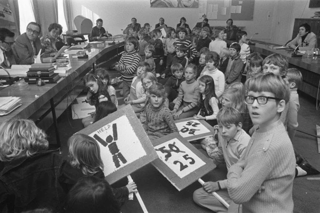 กลุ่มรณรงค์ Kindermoord (Stop the Child Murder) ในเนเธอร์แลนด์ พาเด็กๆ บุกรัฐสภาในปี 1972 หลังเด็กๆ ชาวดัชท์เสียชีวิตด้วยอุบัติเหตุทางถนนในปี 1971 ปีเดียวถึง 400 คน จุดความโกรธเกรี้ยวให้ประชาชนร่วมทวงคืนเมืองจากรถยนต์ | ภาพจาก usa. streetblog