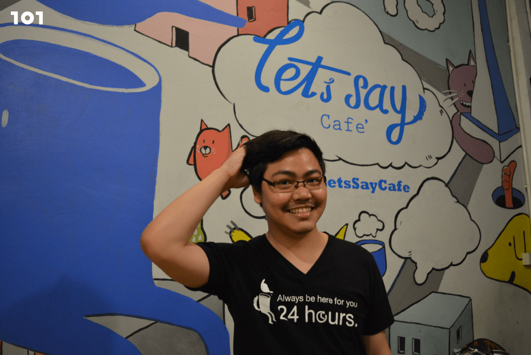 จิฬาชัย พิทยานนท์ (แม็ค) สวมเสื้อยืดของร้านที่พิมพ์สโลแกนร้าน 'Always be here for you 24 Hours' ย้ำจุดยืนการเป็นเพื่อนคนไม่นอน