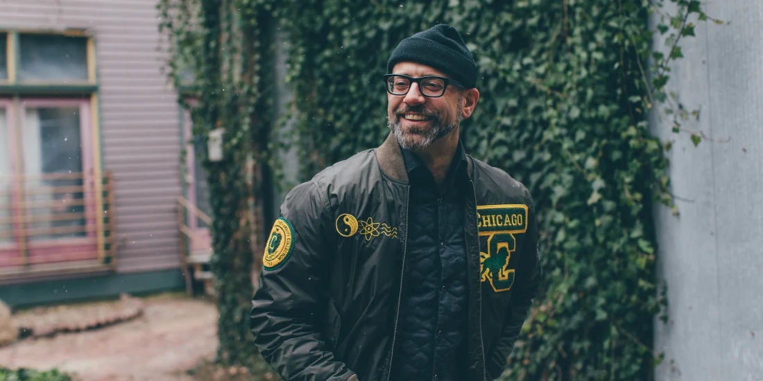 Kevin Coval หนึ่งในผู้ก่อตั้ง Louder Than a Bomb ผู้ผลักดันเยาวชนให้ขับเคลื่อนชิคาโกเป็นเมืองบทกวีในปัจจุบัน