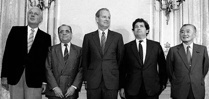 1985 Plaza Accord” ข้อตกลงระหว่างรัฐมนตรีเศรษฐกิจ James A. Baker III ของสหรัฐอเมริกา, Nigel Lawson of Britain แห่งสหราชอาณาจักร, Pierre Bérégovoy แห่งฝรั่งเศส, Gerhard Stoltenberg แห่งเยอรมันตะวันตก และ Noboru Takeshita แห่งญี่ปุ่น ณ โรงแรม Plaza Hotel ในมหานครนิวยอร์ค