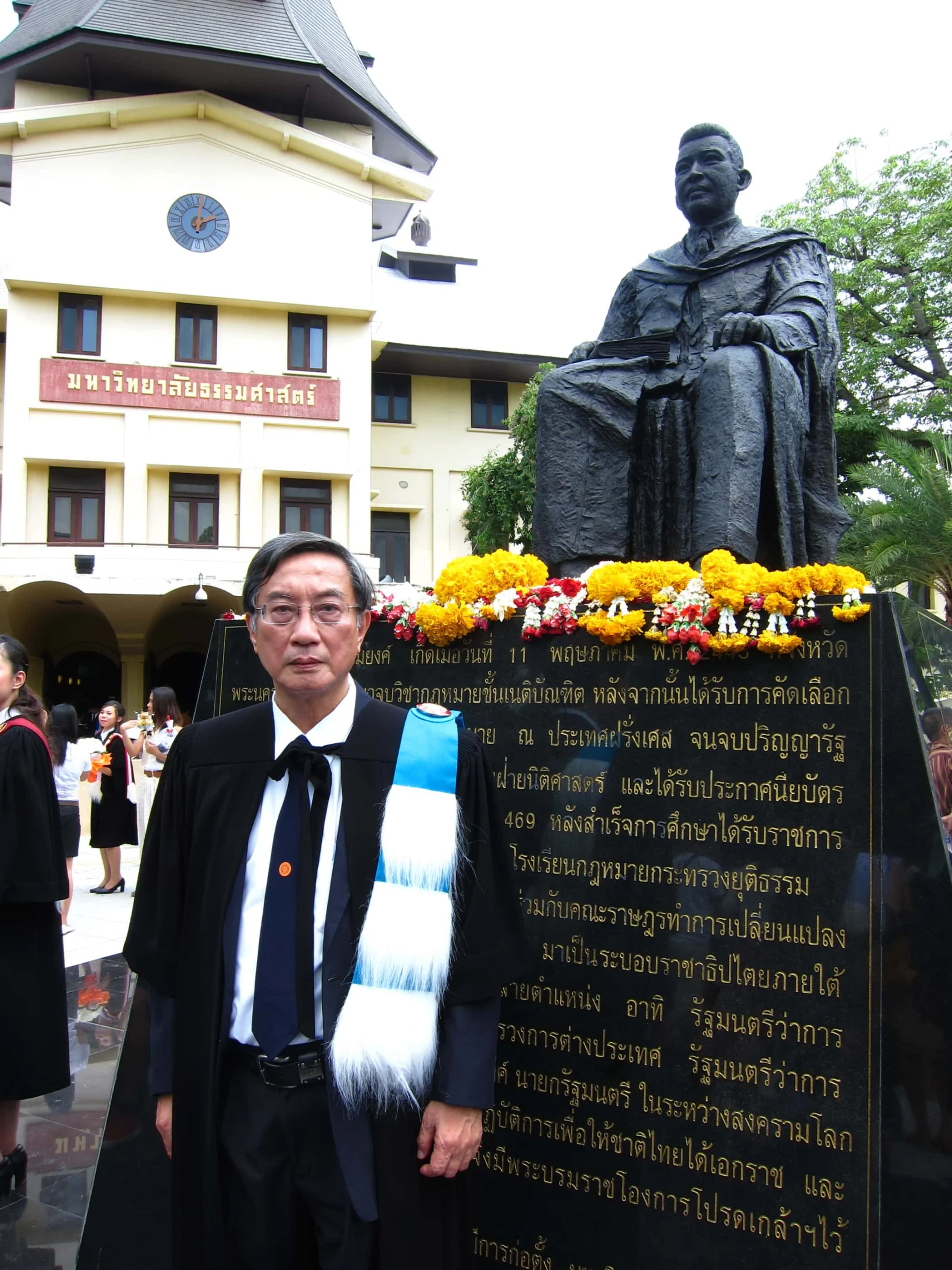 รังสรรค์ในพิธีรับปริญญาเศรษฐศาสตร์ดุษฎีบัณฑิตกิตติมศักดิ์ ประจำปี 2554 ของคณะเศรษฐศาสตร์ มหาวิทยาลัยธรรมศาสตร์