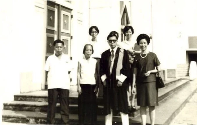 รังสรรค์ถ่ายกับพ่อแม่และครอบครัวในพิธีรับปริญญา มธ.