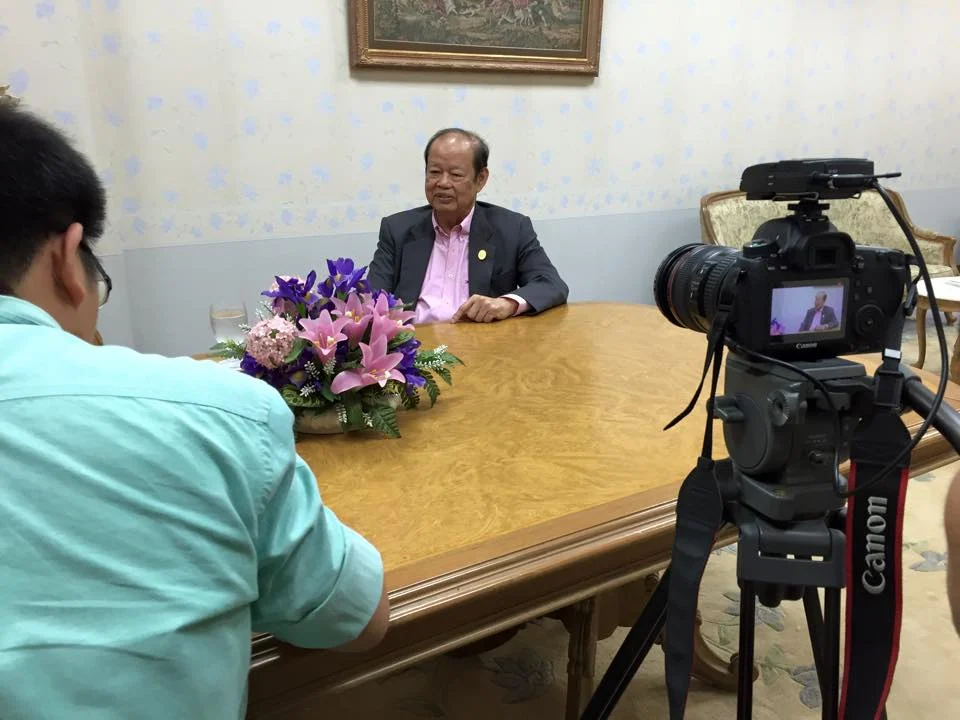 อรัญให้สัมภาษณ์เรื่องอาจารย์ป๋วย เมื่อวันที่ 19 พฤษภาคม 2558 (ภาพจาก FB บุญสม อัครธรรมกุล)