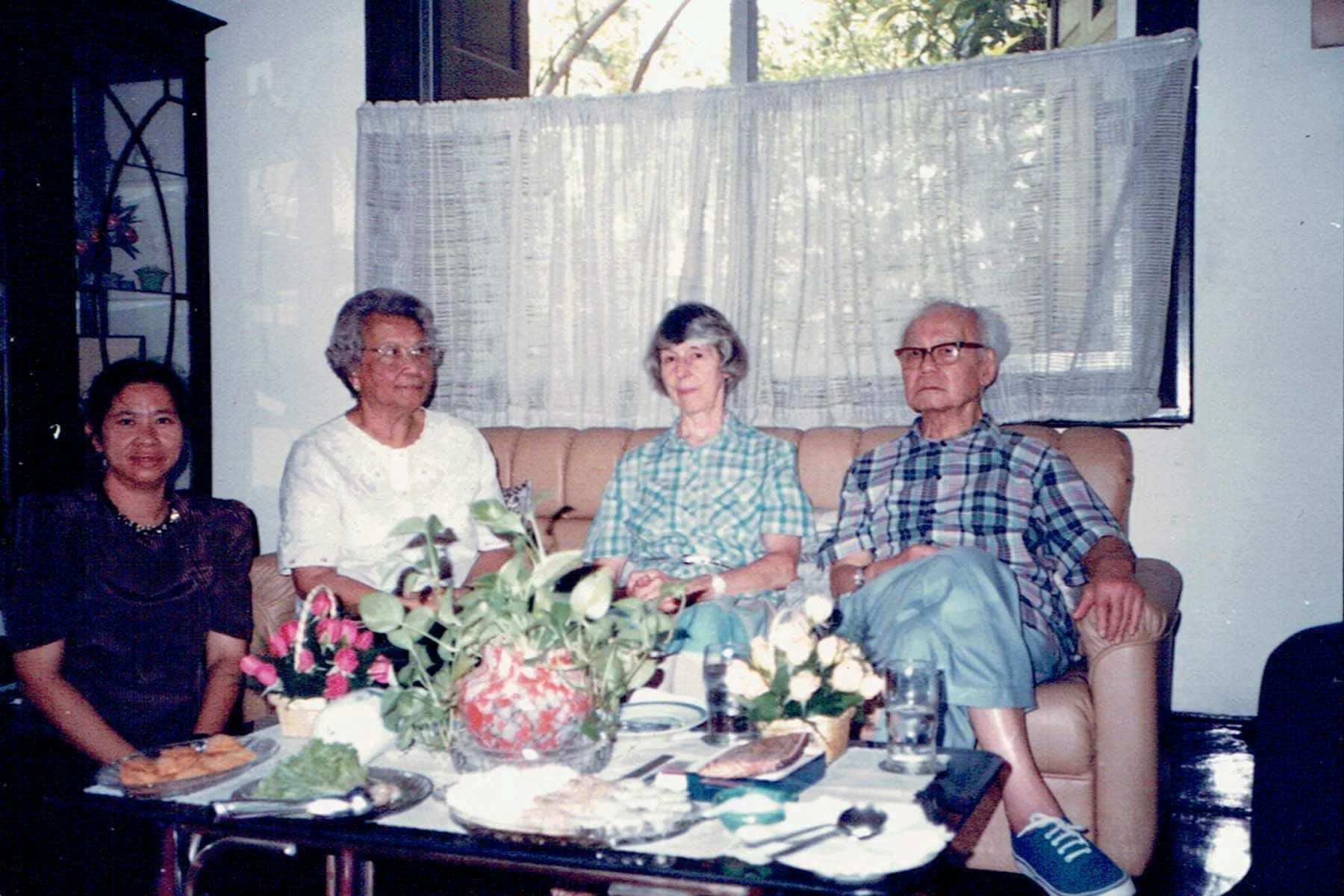ป๋วยกับมาร์เกร์ท เมื่อกลับมาเยี่ยมเมืองไทย แวะไปเยี่ยมหาท่านผู้หญิงพูนศุข พนมยงค์ เพื่อนร่วมเรียนพิเศษภาษาฝรั่งเศสของป๋วย ที่บ้านซอยสวนพลู เมื่อเดือนเมษายน 2532