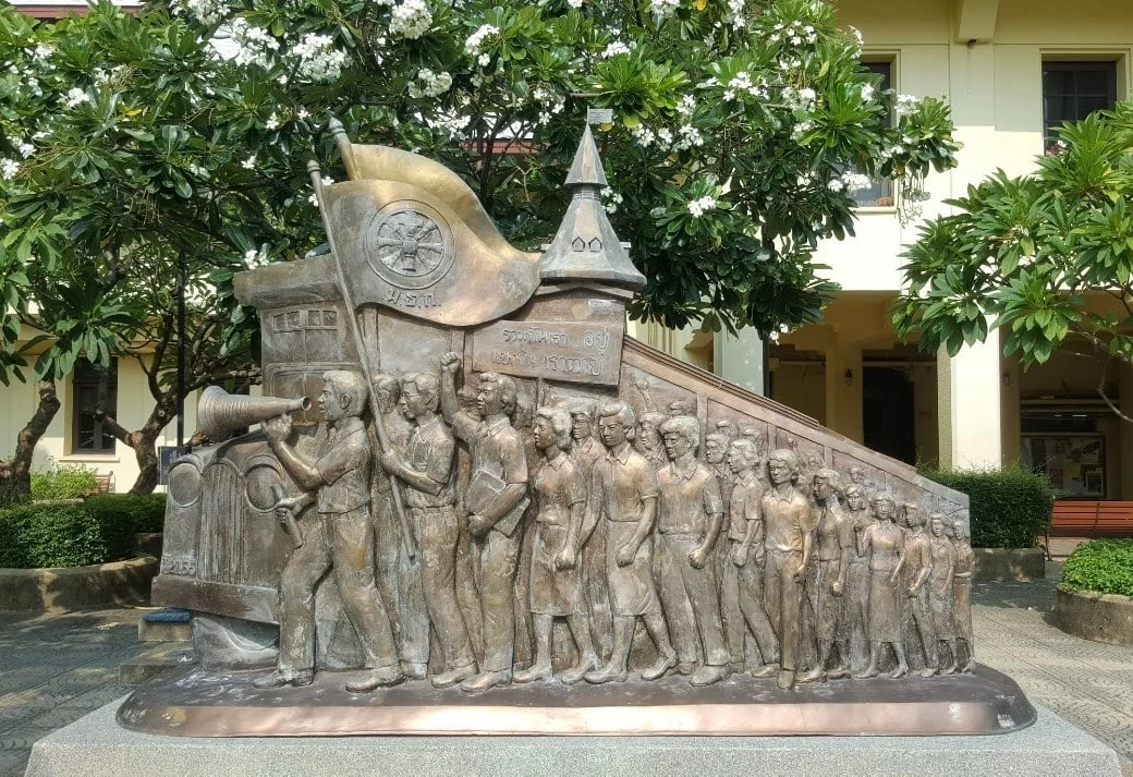 ประติมากรรม “วันธรรมศาสตร์สามัคคี 5 พฤศจิกายน” บริเวณตึกโดม มหาวิทยาลัยธรรมศาสตร์ ท่าพระจันทร์