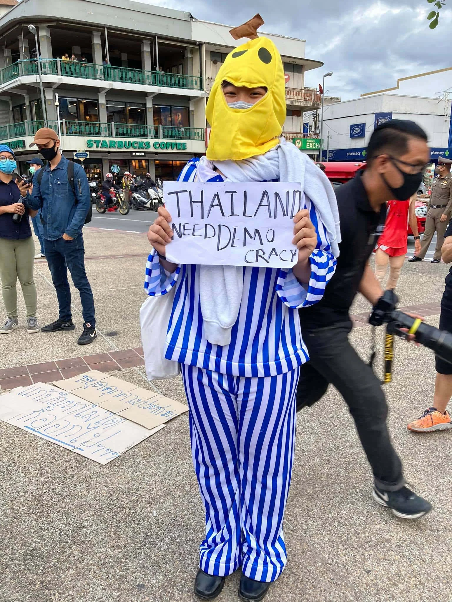 การเมืองไทย ม็อบ ประท้วง ชุมนุม เยาวชน ออนไลน์ สิทธิมนุษยชน ประชาธิปไตย