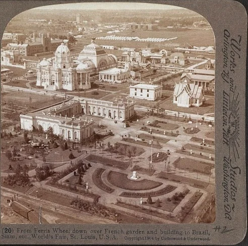 ภาพมุมสูงแสดงอาคารจัดแสดงของสยาม จากงาน World’s Fair ที่เมือง St. Louis ประเทศสหรัฐ ในปี ค.ศ. 1904