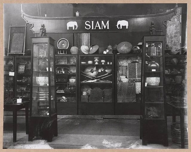 ภาพตู้จัดแสดงของสยาม ในงาน World’s Fair ที่เมือง St. Louis ประเทศสหรัฐ ปี ค.ศ. 1904