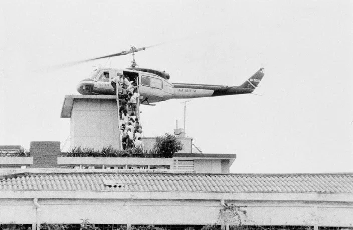 ภาพเฮลิคอปเตอร์สายการบินแอร์อเมริกาขณะกำลังอพยพเจ้าหน้าที่ระดับสูงของเวียดนามออกจากกรุงไซง่อน