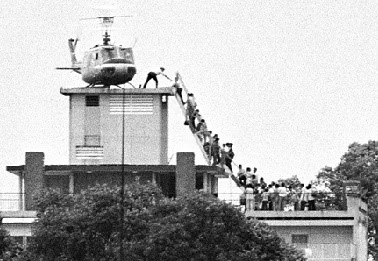 ภาพเฮลิคอปเตอร์สายการบินแอร์อเมริกาขณะกำลังอพยพเจ้าหน้าที่ระดับสูงของเวียดนามออกจากกรุงไซง่อน