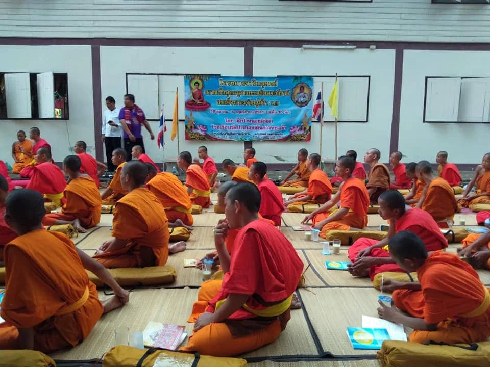 101 ชวนคุณมาทำความรู้จัก 'โรงเรียนพระปริยัติธรรม แผนกสามัญ' อีกหนึ่งโอกาสทางการศึกษาใต้ร่มกาสาวพัสตร์ ผ่านเรื่องราวของคุณครูและสามเณรแห่งโรงเรียนวัดป่าหนองดินดำวิทยาลัย
