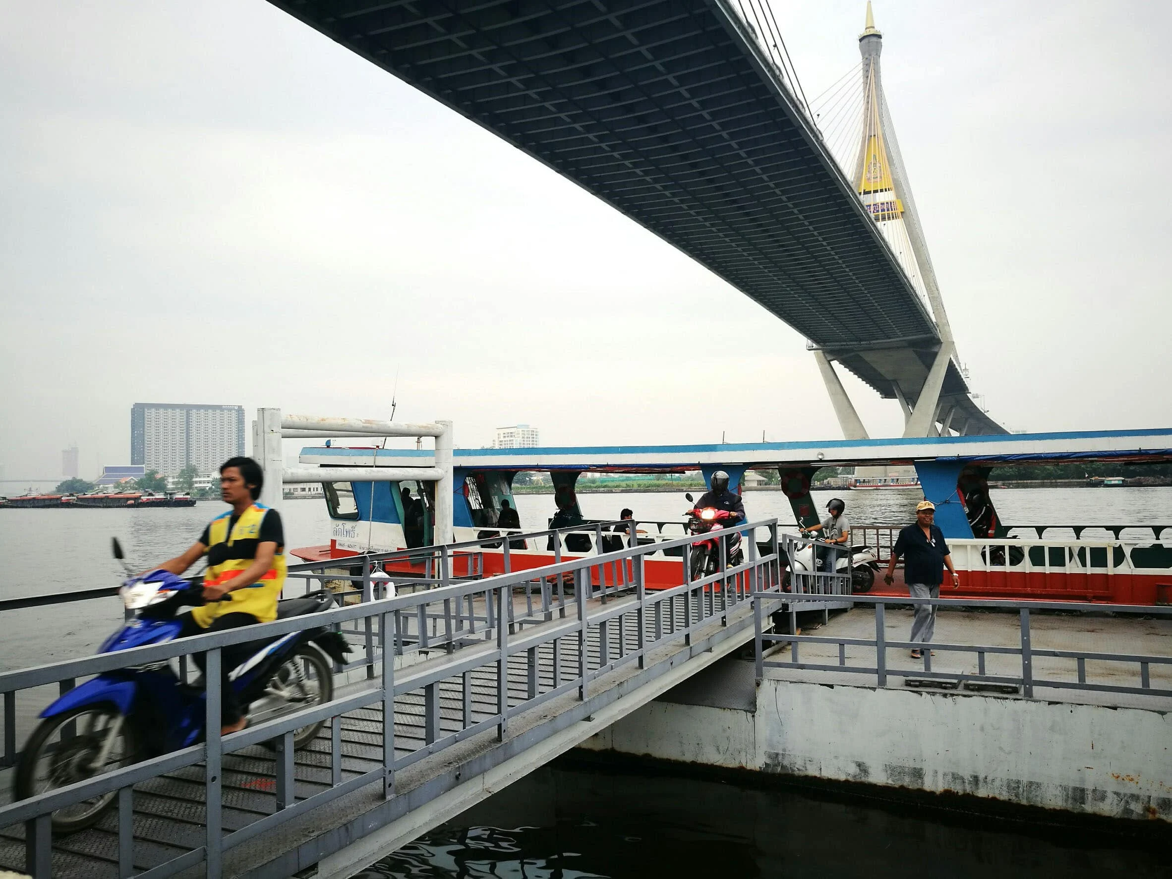 สะพานภูมิพล 1 ออกแบบมาไม่เหมาะสำหรับมอเตอร์ไซค์ และตามกฎหมายไม่อนุญาตให้มอเตอร์ไซค์ใช้ มอเตอร์ไซค์จึงต้องใช้แพข้ามฟากหรือขับอ้อมไปขึ้นสะพานกรุงเทพเพื่อข้ามแม่น้ำเจ้าพระยาแทน (ที่มาภาพ: noomaneekung [Pantip User], 2017)