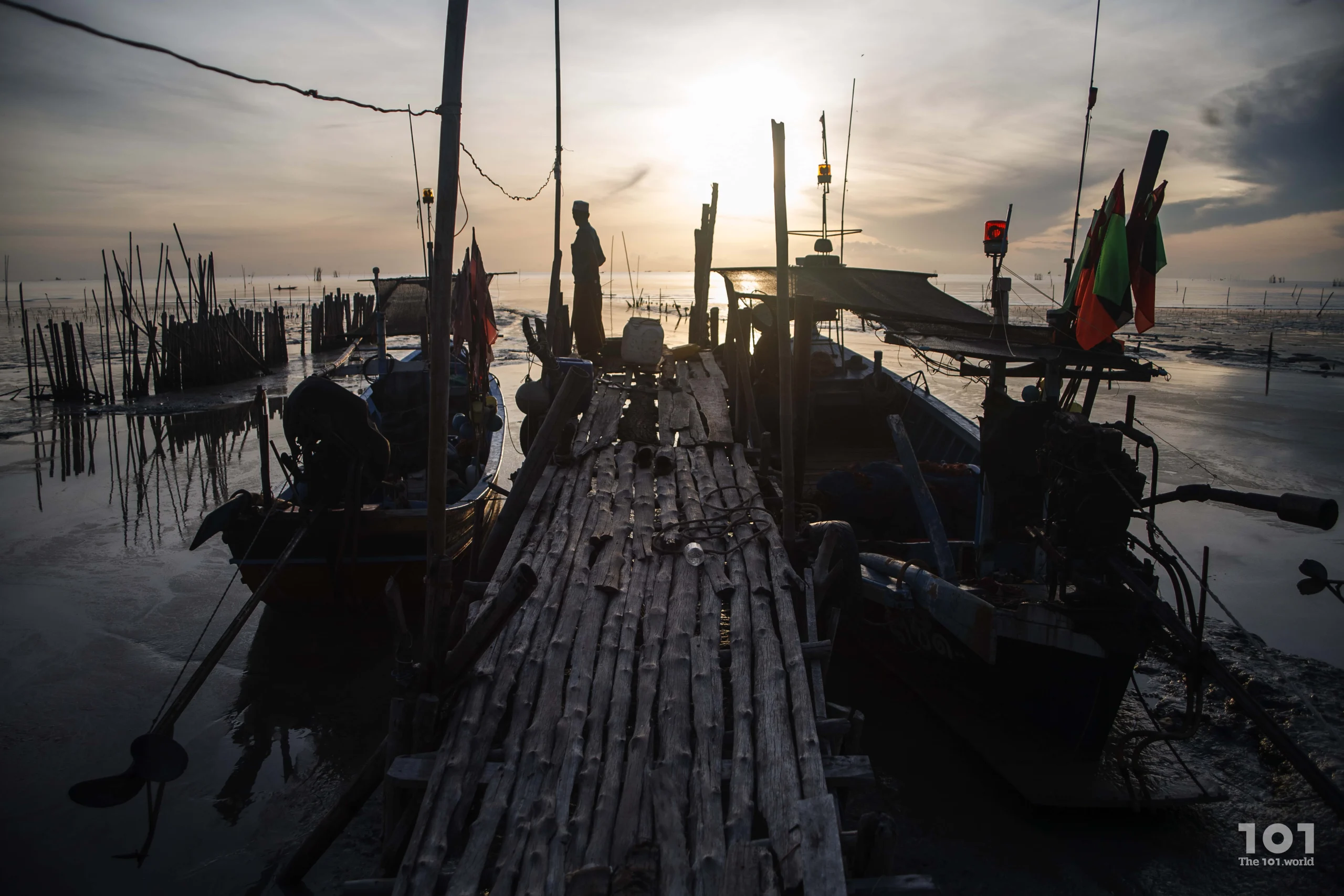 หลับตาชงชา หาปลาด้วยหู: เรื่องเล่าในเหลาน้ำชาของจอมยุทธ์แห่งท้องทะเล ...