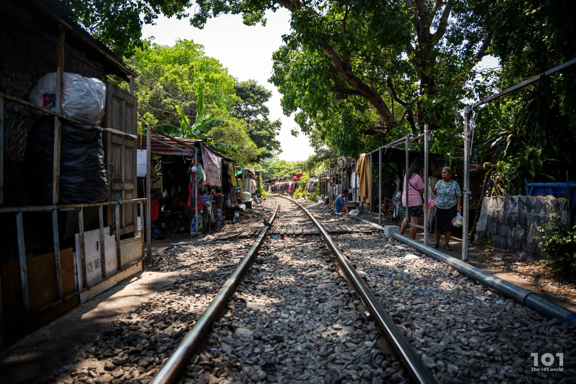 ‘อยากเรียน ไม่ได้เรียน’ : เสียงจาก ‘ชุมชนโค้งรถไฟยมราช’ เมื่อเด็กกลางเมืองเข้าไม่ถึงการศึกษา
