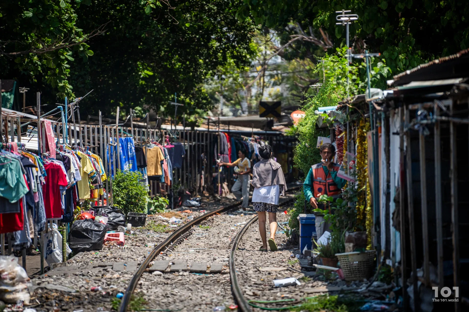 ‘อยากเรียน ไม่ได้เรียน’ : เสียงจาก ‘ชุมชนโค้งรถไฟยมราช’ เมื่อเด็กกลางเมืองเข้าไม่ถึงการศึกษา